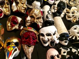 Tantra Masken ablegen