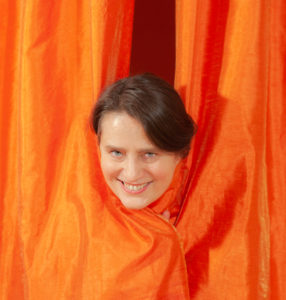 tandana-krass-niedlich-vorhang-grinsen - Fotograf: Gregor Philipps • tetrachrome.de