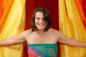 tandana-tantra-masseurin-tantramassage-berlin-vorhang-portrait-lustig-frech - Fotograf: Gregor Philipps • tetrachrome.de
