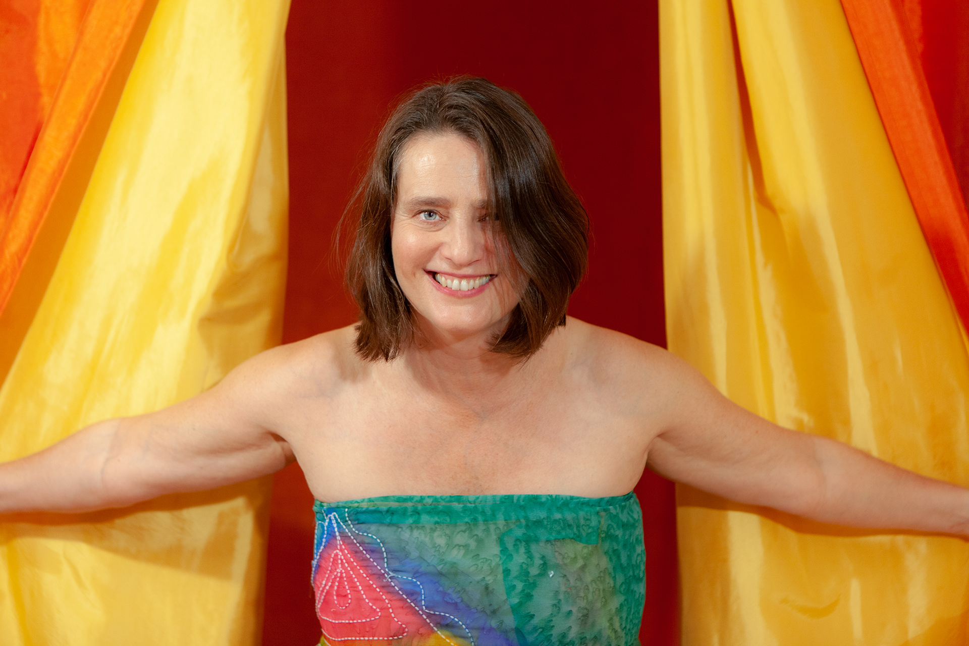 tandana-tantra-masseurin-tantramassage-berlin-vorhang-portrait-lustig-frech - Fotograf: Gregor Philipps • tetrachrome.de