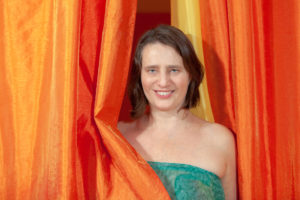 tandana-tantra-masseurin-tantramassage-berlin-vorhang-portrait-sinnlich-erotisch - Fotograf: Gregor Philipps • tetrachrome.de
