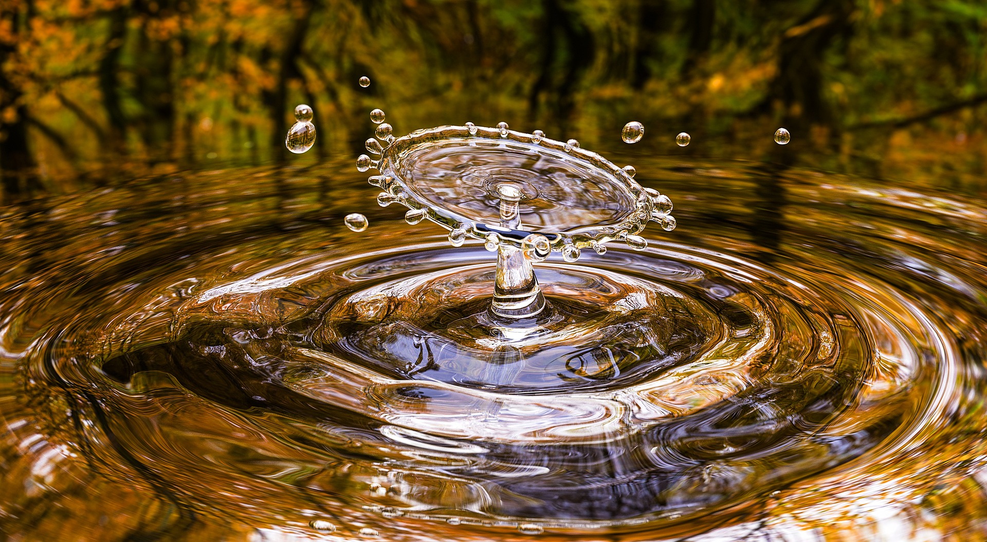 Wassertropfen schweben still