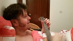 Chono spielt Ukulele - Reisebericht Indien 2019