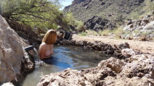 Frau badet nackt in heißer Quelle "Kaiser hot Springs"